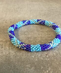 Roll-on perle armbåndene er håndlavet i Nepal. De er lavet med forskellige glasperler og i forskellige mønster. De er hæklet med en bomuldssnor. Syntes man at de lidt stramme, kan man vride forsigtigt i dem så de bliver større. syntes man derimod at de er blive lidt for løse, kan man ligge dem i vand. dette gør at bomildssnoren trækker sig sammen og de bliver mindre igen.