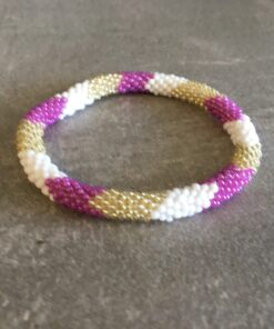 Roll-on perle armbåndene er håndlavet i Nepal. De er lavet med forskellige glasperler og i forskellige mønster. De er hæklet med en bomuldssnor. Syntes man at de lidt stramme, kan man vride forsigtigt i dem så de bliver større. syntes man derimod at de er blive lidt for løse, kan man ligge dem i vand. dette gør at bomildssnoren trækker sig sammen og de bliver mindre igen.