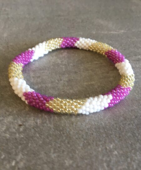 Roll-on perle armbåndene er håndlavet i Nepal. De er lavet med forskellige glasperler og i forskellige mønster. De er hæklet med en bomuldssnor. Syntes man at de lidt stramme, kan man vride forsigtigt i dem så de bliver større. syntes man derimod at de er blive lidt for løse, kan man ligge dem i vand. dette gør at bomildssnoren trækker sig sammen og de bliver mindre igen.