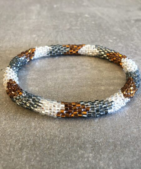 Roll-on perle armbåndene er håndlavet i Nepal. De er lavet med forskellige glasperler og i forskellige mønster. De er hæklet med en bomuldssnor. Syntes man at de lidt stramme, kan man vride forsigtigt i dem så de bliver større. syntes man derimod at de er blive lidt for løse, kan man ligge dem i vand. dette gør at bomildssnoren trækker sig sammen og de bliver mindre igen.