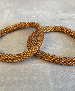 Roll-on perle armbåndene er håndlavet i Nepal. De er lavet med forskellige glasperler og i forskellige mønster. De er hæklet med en bomuldssnor. Syntes man at de lidt stramme, kan man vride forsigtigt i dem så de bliver større. syntes man derimod at de er blive lidt for løse, kan man ligge dem i vand. dette gør at bomildssnoren trækker sig sammen og de bliver mindre igen.