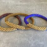 Roll-on perle armbåndene er håndlavet i Nepal. De er lavet med forskellige glasperler og i forskellige mønster. De er hæklet med en bomuldssnor. Syntes man at de lidt stramme, kan man vride forsigtigt i dem så de bliver større. syntes man derimod at de er blive lidt for løse, kan man ligge dem i vand. dette gør at bomildssnoren trækker sig sammen og de bliver mindre igen.