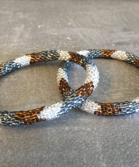 Roll-on perle armbåndene er håndlavet i Nepal. De er lavet med forskellige glasperler og i forskellige mønster. De er hæklet med en bomuldssnor. Syntes man at de lidt stramme, kan man vride forsigtigt i dem så de bliver større. syntes man derimod at de er blive lidt for løse, kan man ligge dem i vand. dette gør at bomildssnoren trækker sig sammen og de bliver mindre igen.