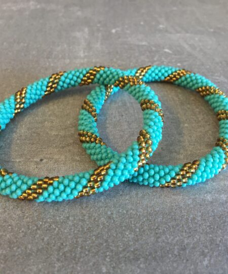 Roll-on perle armbåndene er håndlavet i Nepal. De er lavet med forskellige glasperler og i forskellige mønster. De er hæklet med en bomuldssnor. Syntes man at de lidt stramme, kan man vride forsigtigt i dem så de bliver større. syntes man derimod at de er blive lidt for løse, kan man ligge dem i vand. dette gør at bomildssnoren trækker sig sammen og de bliver mindre igen.