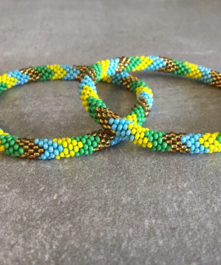 Roll-on perle armbåndene er håndlavet i Nepal. De er lavet med forskellige glasperler og i forskellige mønster. De er hæklet med en bomuldssnor. Syntes man at de lidt stramme, kan man vride forsigtigt i dem så de bliver større. syntes man derimod at de er blive lidt for løse, kan man ligge dem i vand. dette gør at bomildssnoren trækker sig sammen og de bliver mindre igen.