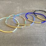 Enkel og stilrent perlearmbånd med skinnende perle med et guld stykke, der giver et flot fiminint look. Armbåndet er sat på et smykkeelastik, som gør det er ekstra holdbart og slidstærk. Armbåndet kan kombineres med andre armbånd, så du kan skabe din egen stil og look.