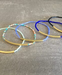 Enkel og stilrent perlearmbånd med skinnende perle med et guld stykke, der giver et flot fiminint look. Armbåndet er sat på et smykkeelastik, som gør det er ekstra holdbart og slidstærk. Armbåndet kan kombineres med andre armbånd, så du kan skabe din egen stil og look.