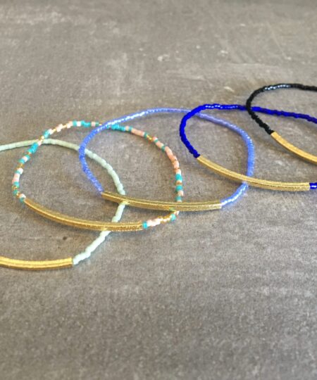 Enkel og stilrent perlearmbånd med skinnende perle med et guld stykke, der giver et flot fiminint look. Armbåndet er sat på et smykkeelastik, som gør det er ekstra holdbart og slidstærk. Armbåndet kan kombineres med andre armbånd, så du kan skabe din egen stil og look.