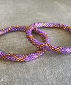 Roll-on perle armbåndene er håndlavet i Nepal. De er lavet med forskellige glasperler og i forskellige mønster. De er hæklet med en bomuldssnor. Syntes man at de lidt stramme, kan man vride forsigtigt i dem så de bliver større. syntes man derimod at de er blive lidt for løse, kan man ligge dem i vand. dette gør at bomildssnoren trækker sig sammen og de bliver mindre igen.