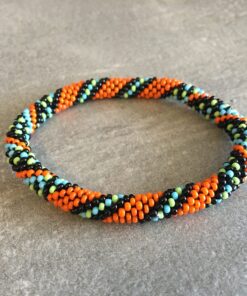 Roll-on perle armbåndene er håndlavet i Nepal. De er lavet med forskellige glasperler og i forskellige mønster. De er hæklet med en bomuldssnor. Syntes man at de lidt stramme, kan man vride forsigtigt i dem så de bliver større. syntes man derimod at de er blive lidt for løse, kan man ligge dem i vand. dette gør at bomildssnoren trækker sig sammen og de bliver mindre igen.