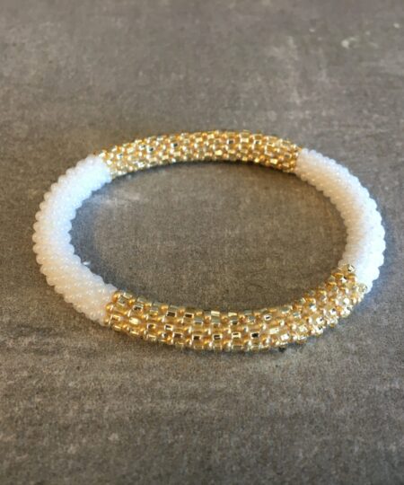 Roll-on perle armbåndene er håndlavet i Nepal. De er lavet med forskellige glasperler og i forskellige mønster. De er hæklet med en bomuldssnor. Syntes man at de lidt stramme, kan man vride forsigtigt i dem så de bliver større. syntes man derimod at de er blive lidt for løse, kan man ligge dem i vand. dette gør at bomildssnoren trækker sig sammen og de bliver mindre igen.