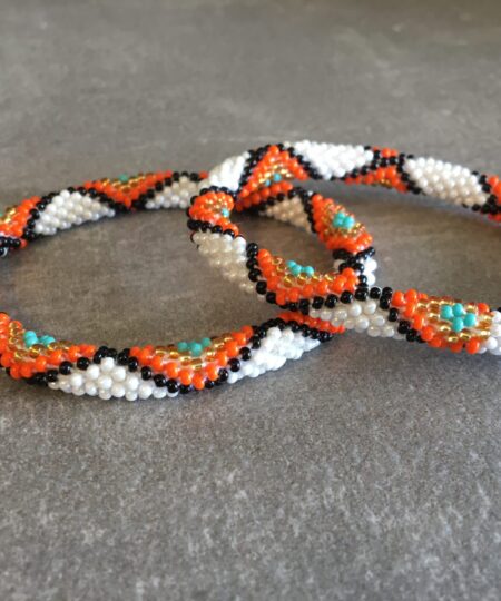 Roll-on perle armbåndene er håndlavet i Nepal. De er lavet med forskellige glasperler og i forskellige mønster. De er hæklet med en bomuldssnor. Syntes man at de lidt stramme, kan man vride forsigtigt i dem så de bliver større. syntes man derimod at de er blive lidt for løse, kan man ligge dem i vand. dette gør at bomildssnoren trækker sig sammen og de bliver mindre igen.