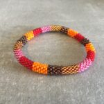 Roll-on perle armbåndene er håndlavet i Nepal. De er lavet med forskellige glasperler og i forskellige mønster. De er hæklet med en bomuldssnor. Syntes man at de lidt stramme, kan man vride forsigtigt i dem så de bliver større. syntes man derimod at de er blive lidt for løse, kan man ligge dem i vand. dette gør at bomildssnoren trækker sig sammen og de bliver mindre igen.