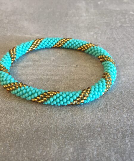 Roll-on perle armbåndene er håndlavet i Nepal. De er lavet med forskellige glasperler og i forskellige mønster. De er hæklet med en bomuldssnor. Syntes man at de lidt stramme, kan man vride forsigtigt i dem så de bliver større. syntes man derimod at de er blive lidt for løse, kan man ligge dem i vand. dette gør at bomildssnoren trækker sig sammen og de bliver mindre igen.