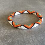 Roll-on perle armbåndene er håndlavet i Nepal. De er lavet med forskellige glasperler og i forskellige mønster. De er hæklet med en bomuldssnor. Syntes man at de lidt stramme, kan man vride forsigtigt i dem så de bliver større. syntes man derimod at de er blive lidt for løse, kan man ligge dem i vand. dette gør at bomildssnoren trækker sig sammen og de bliver mindre igen.