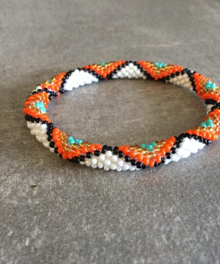 Roll-on perle armbåndene er håndlavet i Nepal. De er lavet med forskellige glasperler og i forskellige mønster. De er hæklet med en bomuldssnor. Syntes man at de lidt stramme, kan man vride forsigtigt i dem så de bliver større. syntes man derimod at de er blive lidt for løse, kan man ligge dem i vand. dette gør at bomildssnoren trækker sig sammen og de bliver mindre igen.