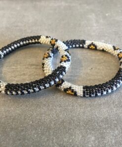 Roll-on perle armbåndene er håndlavet i Nepal. De er lavet med forskellige glasperler og i forskellige mønster. De er hæklet med en bomuldssnor. Syntes man at de lidt stramme, kan man vride forsigtigt i dem så de bliver større. syntes man derimod at de er blive lidt for løse, kan man ligge dem i vand. dette gør at bomildssnoren trækker sig sammen og de bliver mindre igen.