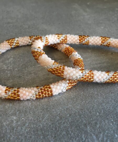 Roll-on perle armbåndene er håndlavet i Nepal. De er lavet med forskellige glasperler og i forskellige mønster. De er hæklet med en bomuldssnor. Syntes man at de lidt stramme, kan man vride forsigtigt i dem så de bliver større. syntes man derimod at de er blive lidt for løse, kan man ligge dem i vand. dette gør at bomildssnoren trækker sig sammen og de bliver mindre igen.