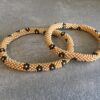 Roll-on perle armbåndene er håndlavet i Nepal. De er lavet med forskellige glasperler og i forskellige mønster. De er hæklet med en bomuldssnor. Syntes man at de lidt stramme, kan man vride forsigtigt i dem så de bliver større. syntes man derimod at de er blive lidt for løse, kan man ligge dem i vand. dette gør at bomildssnoren trækker sig sammen og de bliver mindre igen.