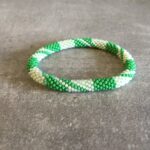Roll-on perle armbåndene er håndlavet i Nepal. De er lavet med forskellige glasperler og i forskellige mønster. De er hæklet med en bomuldssnor. Syntes man at de lidt stramme, kan man vride forsigtigt i dem så de bliver større. syntes man derimod at de er blive lidt for løse, kan man ligge dem i vand. dette gør at bomildssnoren trækker sig sammen og de bliver mindre igen.