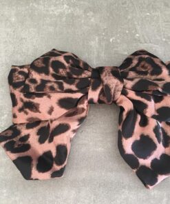 Lækkert Hårspænde med en stor sløjfe i silke, med et metal spænde bag på siden. selv spændet Måler 10 cm og sløjen måler 17cm