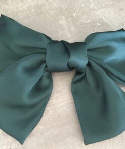 Lækkert Hårspænde med en stor sløjfe i silke, med et metal spænde bag på siden. selv spændet Måler 10 cm og sløjen måler 17cm