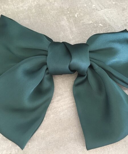 Lækkert Hårspænde med en stor sløjfe i silke, med et metal spænde bag på siden. selv spændet Måler 10 cm og sløjen måler 17cm