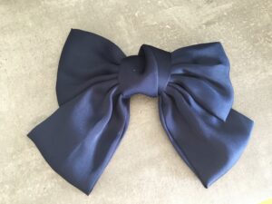 Lækkert Hårspænde med en stor sløjfe i silke, med et metal spænde bag på siden. selv spændet Måler 10 cm og sløjen måler 17cm