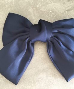 Lækkert Hårspænde med en stor sløjfe i silke, med et metal spænde bag på siden. selv spændet Måler 10 cm og sløjen måler 17cm