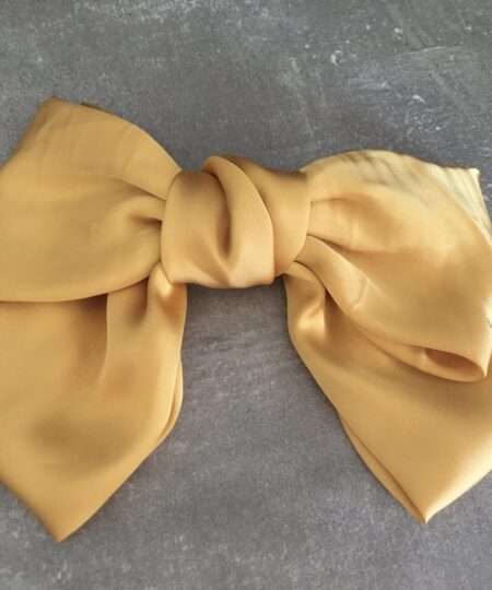 Lækkert Hårspænde med en stor sløjfe i silke, med et metal spænde bag på siden. selv spændet Måler 10 cm og sløjen måler 17cm