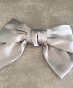 Lækkert Hårspænde med en stor sløjfe i silke, med et metal spænde bag på siden. selv spændet Måler 10 cm og sløjen måler 17cm