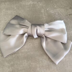 Lækkert Hårspænde med en stor sløjfe i silke, med et metal spænde bag på siden. selv spændet Måler 10 cm og sløjen måler 17cm