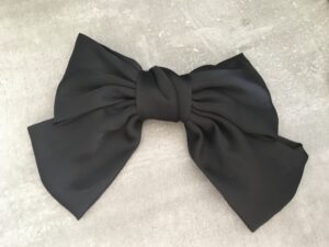 Lækkert Hårspænde med en stor sløjfe i silke, med et metal spænde bag på siden. selv spændet Måler 10 cm og sløjen måler 17cm