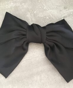 Lækkert Hårspænde med en stor sløjfe i silke, med et metal spænde bag på siden. selv spændet Måler 10 cm og sløjen måler 17cm