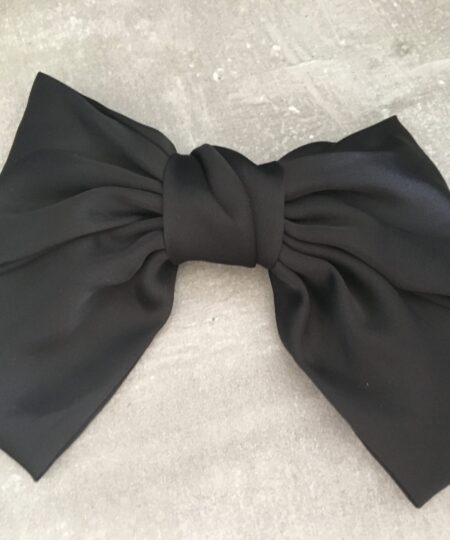 Lækkert Hårspænde med en stor sløjfe i silke, med et metal spænde bag på siden. selv spændet Måler 10 cm og sløjen måler 17cm