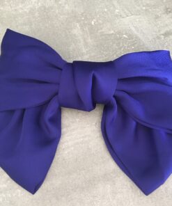 Lækkert Hårspænde med en stor sløjfe i silke, med et metal spænde bag på siden. selv spændet Måler 10 cm og sløjen måler 17cm