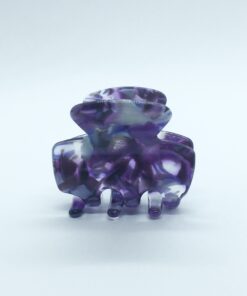 Feminin hårklemme fra Winga i Mørkt Mix Farver Agusta Hårklemme fra Winga i farven mørkt mix, er en feminin og flot hårklemme med et flot lilla og hvid farver