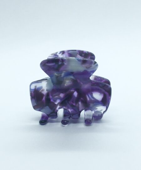 Feminin hårklemme fra Winga i Mørkt Mix Farver Agusta Hårklemme fra Winga i farven mørkt mix, er en feminin og flot hårklemme med et flot lilla og hvid farver