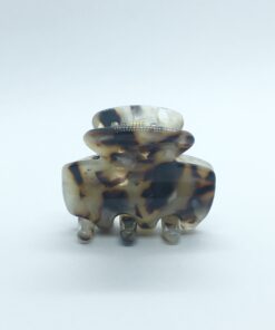 Feminin hårklemme fra Winga i Mørkt Mix Farver Agusta Hårklemme fra Winga i farven mørkt mix, er en feminin og flot hårklemme med et flot lys leopard farver