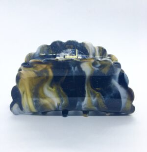 Få en god hårdag hver dag Med vores udvalg af håraccessories. Gå efter retro-looket med hårklemmer i 90’er-stil og hårbøjler, eller silkeglatte scrunchies og flotte hårbånd, som gør den almindelige hestehale ekstra fin. Til de mere formelle begivenheder har vi hårklemmer med perler og matchende øreringe. Uanset lejligheden kan du opgradere dit look med disse håraccessories. Du finder vores hårklemmer lige her og vores hårspænder lige her Hårpynt til kvinder og børn alt i hårklemmer hårspænder hårbøjler og meget meget mere. Vi ved, hvor vigtigt det er at finde den perfekte hårklemme. Som passer til ens egen hårtype. Derfor har vi et stort sortiment af hårklemmer, så du kan finde din personlige favorit! Her kan du finde flere hårklemmer, i forskellige modeller, størrelser og farver. For at du nemt skal kunne finde noget ,som passer til dig både til hverdag og fest. Hos os, kan du shoppe hårklemmer online efter dine ønskemål. Her kan du vælge hårklemmer i plastik, metal og i de materialer, som du foretrækker. Lige meget om det er store og små til din hårtype. Vælg frit, mellem de klassiske ensfarvede hårklemmer, til sæsonenes trendy farver og dekorative hårklemmer med glassten, perler i plast, blomster og meget mere. Hårpynt til kvinder og børn alt i hårklemmer hårspænder hårbøjler og meget meget mere.