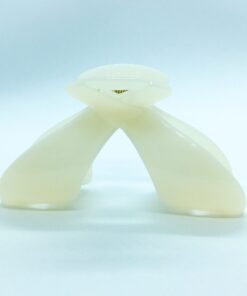 Få en god hårdag hver dag Med vores udvalg af håraccessories. Gå efter retro-looket med hårklemmer i 90’er-stil og hårbøjler, eller silkeglatte scrunchies og flotte hårbånd, som gør den almindelige hestehale ekstra fin. Til de mere formelle begivenheder har vi hårklemmer med perler og matchende øreringe. Uanset lejligheden kan du opgradere dit look med disse håraccessories. Du finder vores hårklemmer lige her og vores hårspænder lige her Hårpynt til kvinder og børn alt i hårklemmer hårspænder hårbøjler og meget meget mere. Vi ved, hvor vigtigt det er at finde den perfekte hårklemme. Som passer til ens egen hårtype. Derfor har vi et stort sortiment af hårklemmer, så du kan finde din personlige favorit! Her kan du finde flere hårklemmer, i forskellige modeller, størrelser og farver. For at du nemt skal kunne finde noget ,som passer til dig både til hverdag og fest. Hos os, kan du shoppe hårklemmer online efter dine ønskemål. Her kan du vælge hårklemmer i plastik, metal og i de materialer, som du foretrækker. Lige meget om det er store og små til din hårtype. Vælg frit, mellem de klassiske ensfarvede hårklemmer, til sæsonenes trendy farver og dekorative hårklemmer med glassten, perler i plast, blomster og meget mere. Hårpynt til kvinder og børn alt i hårklemmer hårspænder hårbøjler og meget meget mere.