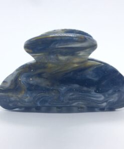 Få en god hårdag hver dag Med vores udvalg af håraccessories. Gå efter retro-looket med hårklemmer i 90’er-stil og hårbøjler, eller silkeglatte scrunchies og flotte hårbånd, som gør den almindelige hestehale ekstra fin. Til de mere formelle begivenheder har vi hårklemmer med perler og matchende øreringe. Uanset lejligheden kan du opgradere dit look med disse håraccessories. Du finder vores hårklemmer lige her og vores hårspænder lige her Hårpynt til kvinder og børn alt i hårklemmer hårspænder hårbøjler og meget meget mere. Vi ved, hvor vigtigt det er at finde den perfekte hårklemme. Som passer til ens egen hårtype. Derfor har vi et stort sortiment af hårklemmer, så du kan finde din personlige favorit! Her kan du finde flere hårklemmer, i forskellige modeller, størrelser og farver. For at du nemt skal kunne finde noget ,som passer til dig både til hverdag og fest. Hos os, kan du shoppe hårklemmer online efter dine ønskemål. Her kan du vælge hårklemmer i plastik, metal og i de materialer, som du foretrækker. Lige meget om det er store og små til din hårtype. Vælg frit, mellem de klassiske ensfarvede hårklemmer, til sæsonenes trendy farver og dekorative hårklemmer med glassten, perler i plast, blomster og meget mere. Hårpynt til kvinder og børn alt i hårklemmer hårspænder hårbøjler og meget meget mere.