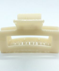 Få en god hårdag hver dag Med vores udvalg af håraccessories. Gå efter retro-looket med hårklemmer i 90’er-stil og hårbøjler, eller silkeglatte scrunchies og flotte hårbånd, som gør den almindelige hestehale ekstra fin. Til de mere formelle begivenheder har vi hårklemmer med perler og matchende øreringe. Uanset lejligheden kan du opgradere dit look med disse håraccessories. Du finder vores hårklemmer lige her og vores hårspænder lige her Hårpynt til kvinder og børn alt i hårklemmer hårspænder hårbøjler og meget meget mere. Vi ved, hvor vigtigt det er at finde den perfekte hårklemme. Som passer til ens egen hårtype. Derfor har vi et stort sortiment af hårklemmer, så du kan finde din personlige favorit! Her kan du finde flere hårklemmer, i forskellige modeller, størrelser og farver. For at du nemt skal kunne finde noget ,som passer til dig både til hverdag og fest. Hos os, kan du shoppe hårklemmer online efter dine ønskemål. Her kan du vælge hårklemmer i plastik, metal og i de materialer, som du foretrækker. Lige meget om det er store og små til din hårtype. Vælg frit, mellem de klassiske ensfarvede hårklemmer, til sæsonenes trendy farver og dekorative hårklemmer med glassten, perler i plast, blomster og meget mere. Hårpynt til kvinder og børn alt i hårklemmer hårspænder hårbøjler og meget meget mere.