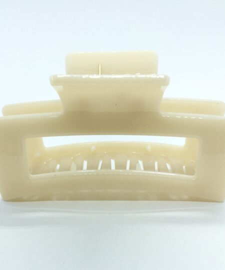 Få en god hårdag hver dag Med vores udvalg af håraccessories. Gå efter retro-looket med hårklemmer i 90’er-stil og hårbøjler, eller silkeglatte scrunchies og flotte hårbånd, som gør den almindelige hestehale ekstra fin. Til de mere formelle begivenheder har vi hårklemmer med perler og matchende øreringe. Uanset lejligheden kan du opgradere dit look med disse håraccessories. Du finder vores hårklemmer lige her og vores hårspænder lige her Hårpynt til kvinder og børn alt i hårklemmer hårspænder hårbøjler og meget meget mere. Vi ved, hvor vigtigt det er at finde den perfekte hårklemme. Som passer til ens egen hårtype. Derfor har vi et stort sortiment af hårklemmer, så du kan finde din personlige favorit! Her kan du finde flere hårklemmer, i forskellige modeller, størrelser og farver. For at du nemt skal kunne finde noget ,som passer til dig både til hverdag og fest. Hos os, kan du shoppe hårklemmer online efter dine ønskemål. Her kan du vælge hårklemmer i plastik, metal og i de materialer, som du foretrækker. Lige meget om det er store og små til din hårtype. Vælg frit, mellem de klassiske ensfarvede hårklemmer, til sæsonenes trendy farver og dekorative hårklemmer med glassten, perler i plast, blomster og meget mere. Hårpynt til kvinder og børn alt i hårklemmer hårspænder hårbøjler og meget meget mere.