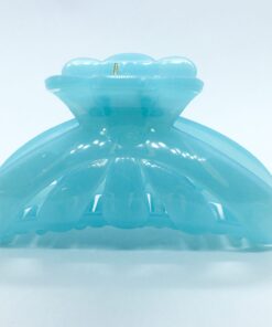 Få en god hårdag hver dag Med vores udvalg af håraccessories. Gå efter retro-looket med hårklemmer i 90’er-stil og hårbøjler, eller silkeglatte scrunchies og flotte hårbånd, som gør den almindelige hestehale ekstra fin. Til de mere formelle begivenheder har vi hårklemmer med perler og matchende øreringe. Uanset lejligheden kan du opgradere dit look med disse håraccessories. Du finder vores hårklemmer lige her og vores hårspænder lige her Hårpynt til kvinder og børn alt i hårklemmer hårspænder hårbøjler og meget meget mere. Vi ved, hvor vigtigt det er at finde den perfekte hårklemme. Som passer til ens egen hårtype. Derfor har vi et stort sortiment af hårklemmer, så du kan finde din personlige favorit! Her kan du finde flere hårklemmer, i forskellige modeller, størrelser og farver. For at du nemt skal kunne finde noget ,som passer til dig både til hverdag og fest. Hos os, kan du shoppe hårklemmer online efter dine ønskemål. Her kan du vælge hårklemmer i plastik, metal og i de materialer, som du foretrækker. Lige meget om det er store og små til din hårtype. Vælg frit, mellem de klassiske ensfarvede hårklemmer, til sæsonenes trendy farver og dekorative hårklemmer med glassten, perler i plast, blomster og meget mere. Hårpynt til kvinder og børn alt i hårklemmer hårspænder hårbøjler og meget meget mere.