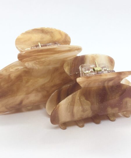 Få en god hårdag hver dag Med vores udvalg af håraccessories. Gå efter retro-looket med hårklemmer i 90’er-stil og hårbøjler, eller silkeglatte scrunchies og flotte hårbånd, som gør den almindelige hestehale ekstra fin. Til de mere formelle begivenheder har vi hårklemmer med perler og matchende øreringe. Uanset lejligheden kan du opgradere dit look med disse håraccessories. Du finder vores hårklemmer lige her og vores hårspænder lige her Hårpynt til kvinder og børn alt i hårklemmer hårspænder hårbøjler og meget meget mere. Vi ved, hvor vigtigt det er at finde den perfekte hårklemme. Som passer til ens egen hårtype. Derfor har vi et stort sortiment af hårklemmer, så du kan finde din personlige favorit! Her kan du finde flere hårklemmer, i forskellige modeller, størrelser og farver. For at du nemt skal kunne finde noget ,som passer til dig både til hverdag og fest. Hos os, kan du shoppe hårklemmer online efter dine ønskemål. Her kan du vælge hårklemmer i plastik, metal og i de materialer, som du foretrækker. Lige meget om det er store og små til din hårtype. Vælg frit, mellem de klassiske ensfarvede hårklemmer, til sæsonenes trendy farver og dekorative hårklemmer med glassten, perler i plast, blomster og meget mere. Hårpynt til kvinder og børn alt i hårklemmer hårspænder hårbøjler og meget meget mere.