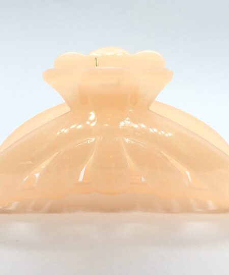 Få en god hårdag hver dag Med vores udvalg af håraccessories. Gå efter retro-looket med hårklemmer i 90’er-stil og hårbøjler, eller silkeglatte scrunchies og flotte hårbånd, som gør den almindelige hestehale ekstra fin. Til de mere formelle begivenheder har vi hårklemmer med perler og matchende øreringe. Uanset lejligheden kan du opgradere dit look med disse håraccessories. Du finder vores hårklemmer lige her og vores hårspænder lige her Hårpynt til kvinder og børn alt i hårklemmer hårspænder hårbøjler og meget meget mere. Vi ved, hvor vigtigt det er at finde den perfekte hårklemme. Som passer til ens egen hårtype. Derfor har vi et stort sortiment af hårklemmer, så du kan finde din personlige favorit! Her kan du finde flere hårklemmer, i forskellige modeller, størrelser og farver. For at du nemt skal kunne finde noget ,som passer til dig både til hverdag og fest. Hos os, kan du shoppe hårklemmer online efter dine ønskemål. Her kan du vælge hårklemmer i plastik, metal og i de materialer, som du foretrækker. Lige meget om det er store og små til din hårtype. Vælg frit, mellem de klassiske ensfarvede hårklemmer, til sæsonenes trendy farver og dekorative hårklemmer med glassten, perler i plast, blomster og meget mere. Hårpynt til kvinder og børn alt i hårklemmer hårspænder hårbøjler og meget meget mere.