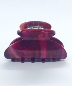 Få en god hårdag hver dag Med vores udvalg af håraccessories. Gå efter retro-looket med hårklemmer i 90’er-stil og hårbøjler, eller silkeglatte scrunchies og flotte hårbånd, som gør den almindelige hestehale ekstra fin. Til de mere formelle begivenheder har vi hårklemmer med perler og matchende øreringe. Uanset lejligheden kan du opgradere dit look med disse håraccessories. Du finder vores hårklemmer lige her og vores hårspænder lige her Hårpynt til kvinder og børn alt i hårklemmer hårspænder hårbøjler og meget meget mere. Vi ved, hvor vigtigt det er at finde den perfekte hårklemme. Som passer til ens egen hårtype. Derfor har vi et stort sortiment af hårklemmer, så du kan finde din personlige favorit! Her kan du finde flere hårklemmer, i forskellige modeller, størrelser og farver. For at du nemt skal kunne finde noget ,som passer til dig både til hverdag og fest. Hos os, kan du shoppe hårklemmer online efter dine ønskemål. Her kan du vælge hårklemmer i plastik, metal og i de materialer, som du foretrækker. Lige meget om det er store og små til din hårtype. Vælg frit, mellem de klassiske ensfarvede hårklemmer, til sæsonenes trendy farver og dekorative hårklemmer med glassten, perler i plast, blomster og meget mere. Hårpynt til kvinder og børn alt i hårklemmer hårspænder hårbøjler og meget meget mere.