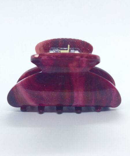 Få en god hårdag hver dag Med vores udvalg af håraccessories. Gå efter retro-looket med hårklemmer i 90’er-stil og hårbøjler, eller silkeglatte scrunchies og flotte hårbånd, som gør den almindelige hestehale ekstra fin. Til de mere formelle begivenheder har vi hårklemmer med perler og matchende øreringe. Uanset lejligheden kan du opgradere dit look med disse håraccessories. Du finder vores hårklemmer lige her og vores hårspænder lige her Hårpynt til kvinder og børn alt i hårklemmer hårspænder hårbøjler og meget meget mere. Vi ved, hvor vigtigt det er at finde den perfekte hårklemme. Som passer til ens egen hårtype. Derfor har vi et stort sortiment af hårklemmer, så du kan finde din personlige favorit! Her kan du finde flere hårklemmer, i forskellige modeller, størrelser og farver. For at du nemt skal kunne finde noget ,som passer til dig både til hverdag og fest. Hos os, kan du shoppe hårklemmer online efter dine ønskemål. Her kan du vælge hårklemmer i plastik, metal og i de materialer, som du foretrækker. Lige meget om det er store og små til din hårtype. Vælg frit, mellem de klassiske ensfarvede hårklemmer, til sæsonenes trendy farver og dekorative hårklemmer med glassten, perler i plast, blomster og meget mere. Hårpynt til kvinder og børn alt i hårklemmer hårspænder hårbøjler og meget meget mere.