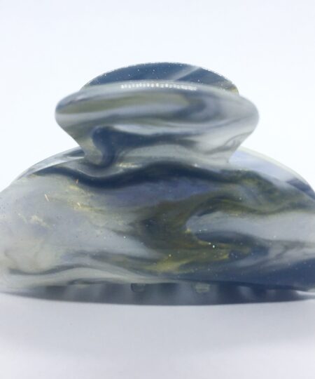 Få En God Hårdag Hver Dag Med vores udvalg af håraccessories. Gå efter retro-looket med hårklemmer i 90’er-stil og hårbøjler, eller silkeglatte scrunchies og flotte hårbånd, som gør den almindelige hestehale ekstra fin. Til de mere formelle begivenheder har vi hårklemmer med perler og matchende øreringe. Uanset lejligheden kan du opgradere dit look med disse håraccessories. Du finder vores hårklemmer lige her og vores hårspænder lige her Vi Ved, Hvor Vigtigt Det Er At Finde Den Perfekte Hårklemme. Som Passer Til Ens Egen Hårtype. Derfor Har Vi Et Stort Sortiment Af Hårklemmer, Så Du Kan Finde Din Personlige Favorit! Her Kan Du Finde Flere Hårklemmer, I Forskellige Modeller, Størrelser Og Farver. For At Du Nemt Skal Kunne Finde Noget, Som Passer Til Dig, Både Til Hverdag Og Fest. Hos Os, Kan Du Shoppe Hårklemmer Online Efter Dine Ønskemål. Her Kan Du Vælge Hårklemmer I Plastik, Metal Og I De Materialer, Som Du Foretrækker. Lige Meget Om Det Er Store Og Små Til Din Hårtype. Vælg Frit, Mellem De Klassiske Ensfarvede Hårklemmer, Til Sæsonenes Trendy Farver Og Dekorative Hårklemmer Med Glassten, Perler I Plast, Blomster Og Meget Meget Mere. Hvis Du Vil Se Mere Kan Du Finde Os På Facebook Og Instagram Vi Har En Masse Forskellige Farver Hvid, ivory, korn, flødefarvet, elfenben, sand, hud, gul, støvgul, neonfarvet, neongul, lysegul, lemongul, limegul, lemon ,abrikos, khaki, karrygul, mørkegul, okker, okkerfarvet, kobber ,kobberfarve, guld, rav, ravfarvet, bronze, bronzefarve, lysebrun, nøddebrun, brun, chokoladefarvet, teak, kastanjebrun, mørkebrun, karmin, bordeaux, karmoisin, pastelfarver, orange, neonorange, rosenrød, kirsebærrød, blommefarvet, mørkerød, laksefarvet, cerise, rød, cherise, koral, lyserød, vinrød, skarlagenrød, skarlagen, rosa, pink, magenta, fuchsia, lyselilla, lilla, mørkelilla, purpur, violet, lavendel, dueblå, lyseblå, himmelblå, indigo, akvamarin, azur, kornblå, marineblå, mørkeblå, ultramarin, neonblå, blå, petroliumblå, støvblå, turkisblå, turkisgrøn, turkis, grøn, støvgrøn, lysegrøn, olivengrøn, lemongrøn, cyan, græsgrøn, grøn, lime, limegrøn, pistacegrøn, neongrøn, petroliumgrøn, smaragdgrøn, lysegrå, grå, mørkegrå, koksgrå, sort.